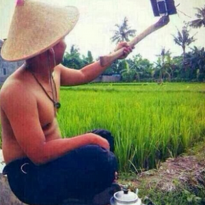 Fhoto-selfie-dengan-cara-aneh-saat-istirahat-di-sawah